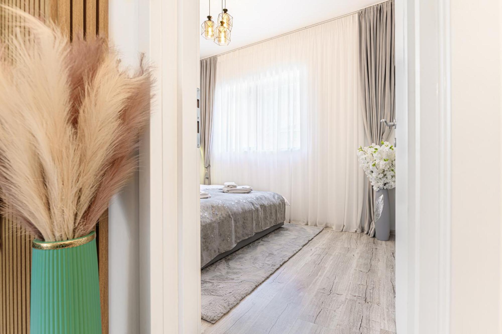 Ama Garden Apartment Буштени Экстерьер фото